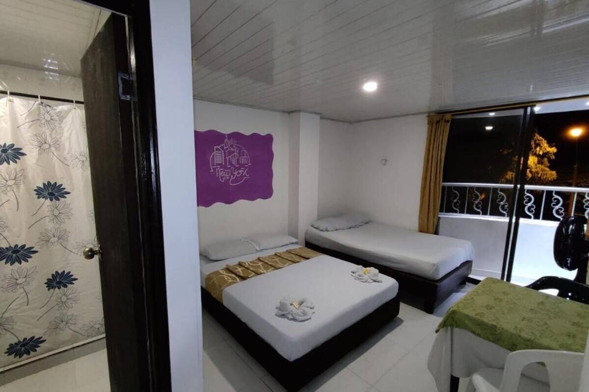 Habitación económica con 2 camas individuales | Wifi gratis, ropa de cama y acceso para silla de ruedas