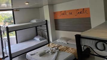 Kamar Quadruple Ekonomi | Wi-Fi gratis, seprai linen, dan dapat diakses tamu berkursi roda