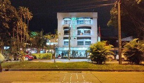 Vista frontal de la propiedad