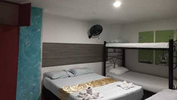 Habitación triple económica | Wifi gratis, ropa de cama y acceso para silla de ruedas