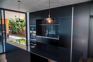 Kühlschrank, Mikrowelle, Ofen, Herdplatte