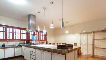 Family House | Private kitchen | Fridge, microwave, oven, cookware/dishes/utensils