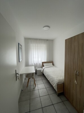 Habitación individual básica, 1 cama individual, para no fumadores, baño compartido | Escritorio, wifi gratis y ropa de cama 