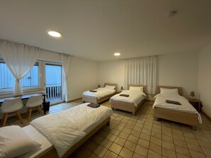 Habitación básica, baño compartido | Escritorio, wifi gratis y ropa de cama 