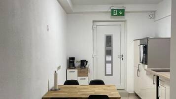 Ofen, Herdplatte, Geschirrspüler, Wasserkocher mit Kaffee-/Teezubehör