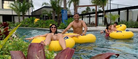 Alberca techada y alberca al aire libre