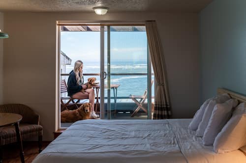 Queen Room on 2nd Floor with Viewing Balcony | Terraza o patio