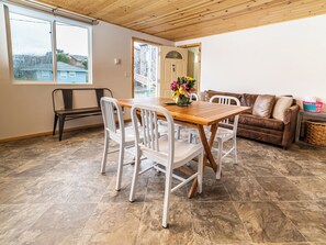 32-inch flat-screen TV with cable channels, TV, DVD player - Terimore Bayfront Inn (Tillamook)