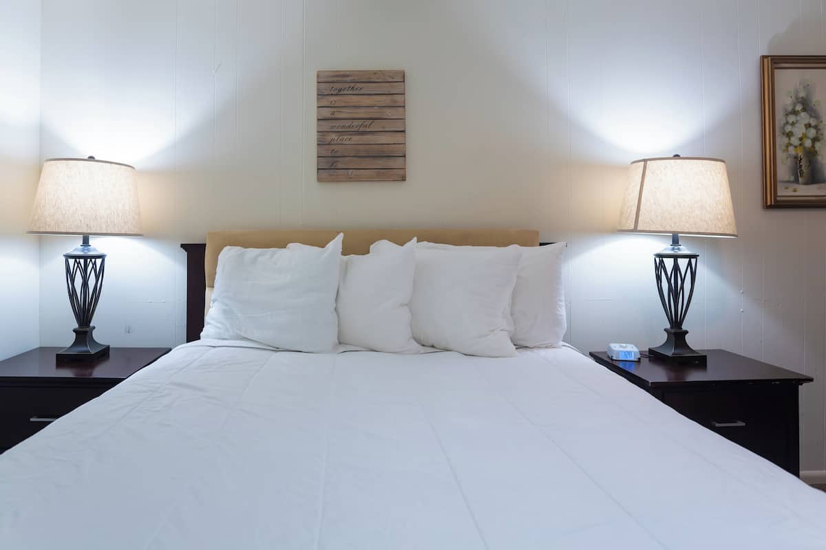 Decoración personalizada, wifi gratis y ropa de cama