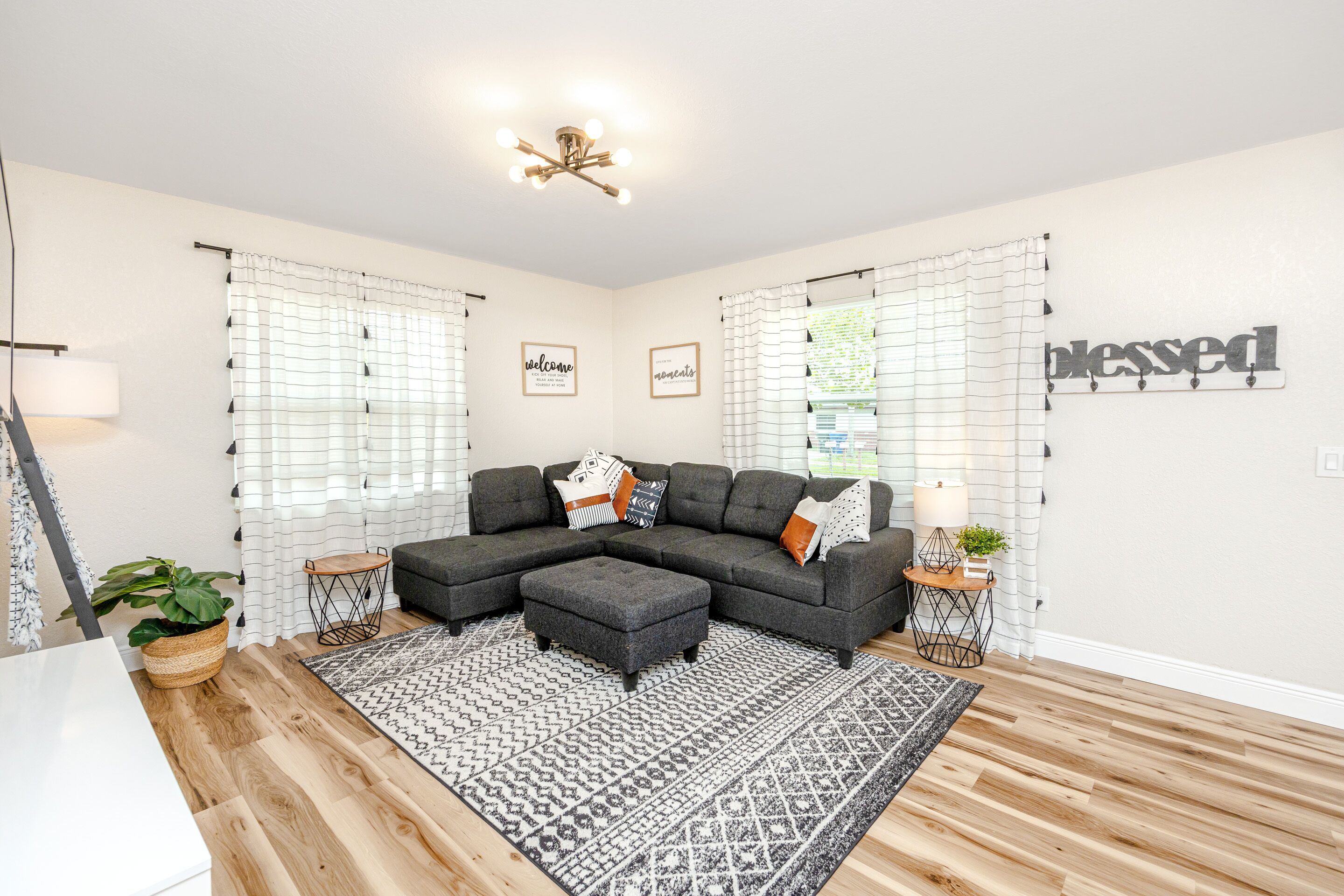 7ppl 4 beds / 8 minutes to the beach / 2 min to dwnt / modern