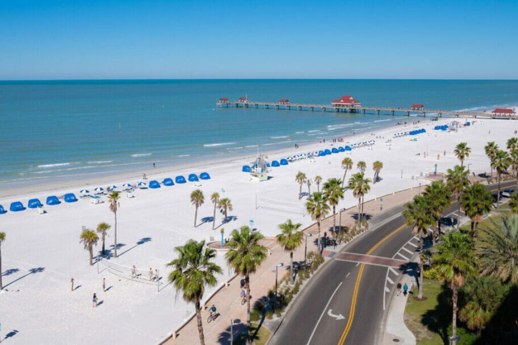 Playa en los alrededores, camastros y toallas de playa 
