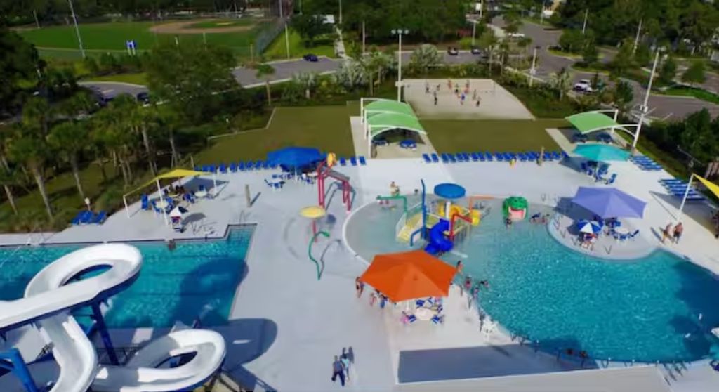 Centro Acuático Familiar Highland con múltiples piscinas, toboganes de agua y zonas de sombra.