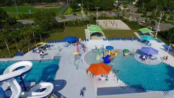 Centro Acuático Familiar Highland con múltiples piscinas, toboganes de agua y zonas de sombra.