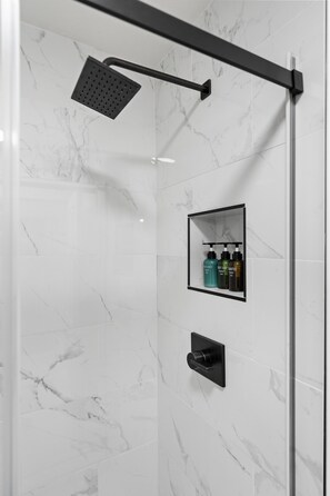 Bañera, secador de pelo, toallas, jabón