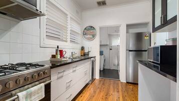 Køleskab, mikrobølgeovn, ovn, kogeplade