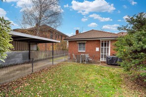 Outdoor dining - Stay Stylish in the Heart of Orange - Sleeps 6 (Orange)