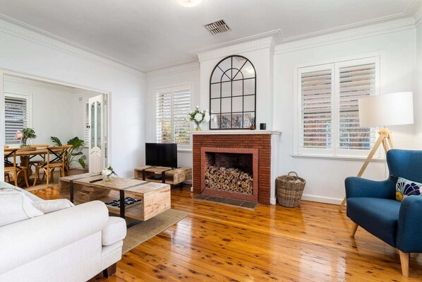 TV, offices - Stay Stylish in the Heart of Orange - Sleeps 6 (Orange)