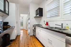 Fridge, microwave, oven, stovetop - Stay Stylish in the Heart of Orange - Sleeps 6 (Orange)