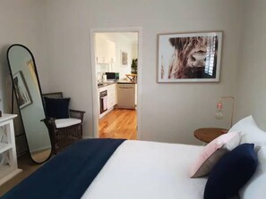 1 slaapkamer, een strijkplank/strijkijzer, wifi, beddengoed