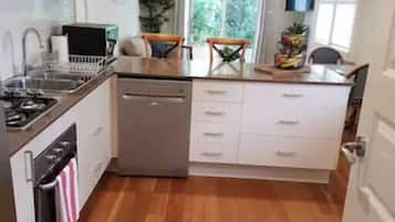 Wasserkocher mit Kaffee-/Teezubehör, Kühlschrank, Mikrowelle, Ofen