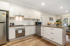 Een koelkast, een microgolfoven, een oven, een kookplaat