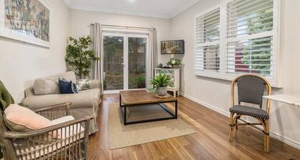 Stylish Sale Street Studio - Walk to Town