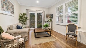 TV, offices - Stylish Sale Street Studio - Walk to Town (Orange)