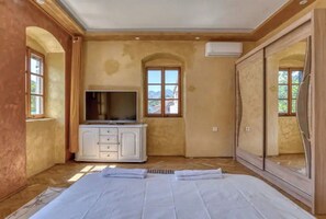 4 bedrooms, iron/ironing board, free WiFi, bed sheets