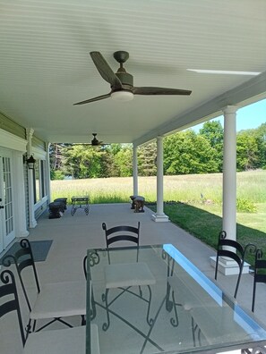 Outdoor dining - Peaceful farm area, on the reservoir, near vineyards (Wallingford)