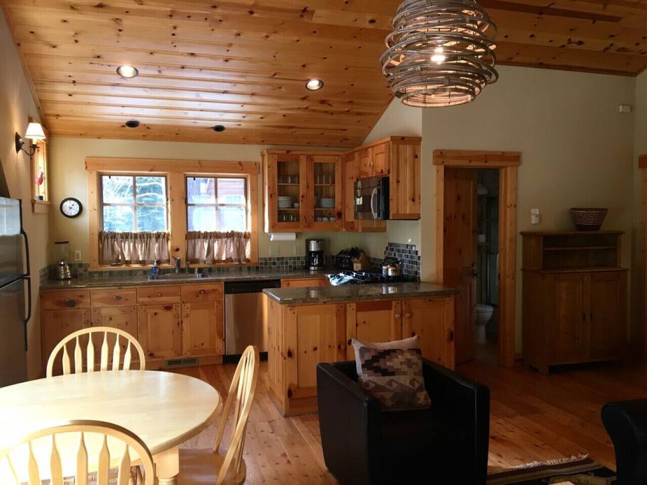 Sierra View Apt · Sunny and Cozy Lake Forest Beach Cabin