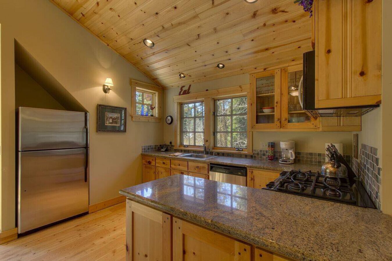 Sierra View Apt · Sunny and Cozy Lake Forest Beach Cabin
