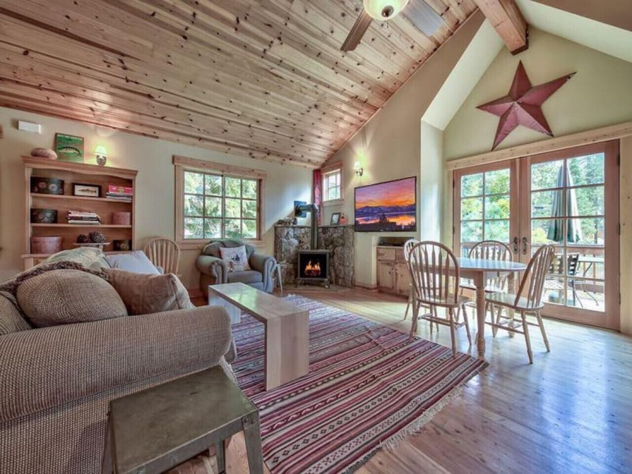 Sierra View Apt · Sunny and Cozy Lake Forest Beach Cabin