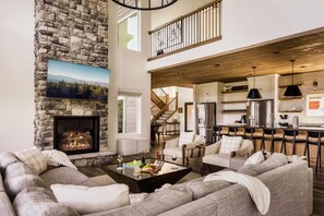 Smart TV, caminetto, studio