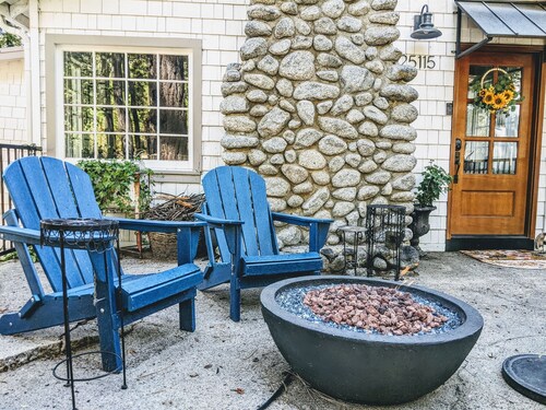 Charming Fox Cottage w/ Wood Burning Fireplace