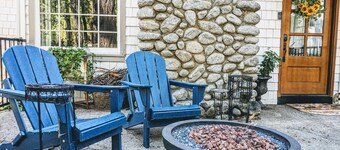 Charming Fox Cottage w/ Wood Burning Fireplace