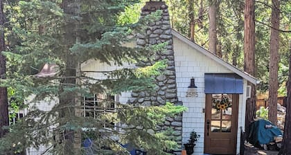 Charming Fox Cottage w/ Wood Burning Fireplace