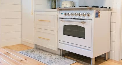 Charming Fox Cottage w/ Wood Burning Fireplace