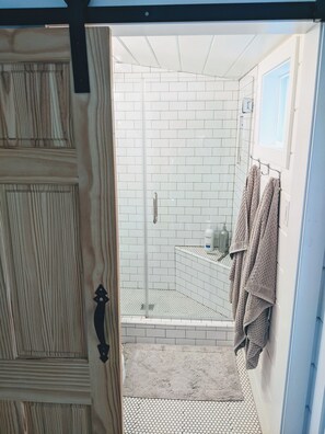 Douche, serviettes fournies