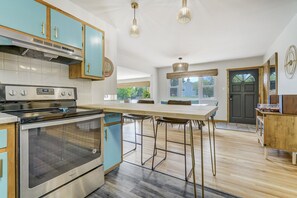 Fridge, microwave, oven, coffee/tea maker - Family Friendly Home with Hot Tub! ☀️Sleeps 8 (Colorado Springs)