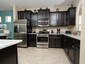 Refrigerador, microondas, horno, placa de cocina