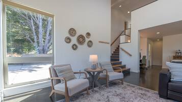 Smart-TV, bordtennis, stereoanlegg og PC-skjermer