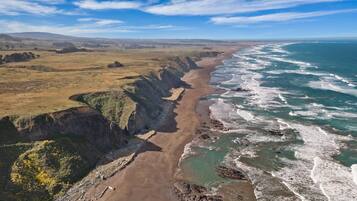 Nær stranden og strandhåndklær