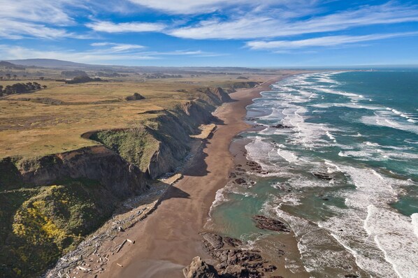 Playa en los alrededores y toallas de playa 