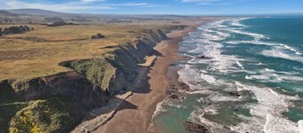 Hot Tub/2 King Beds/Coffee Bar/Free EV Charger - Family & Infant Friendly