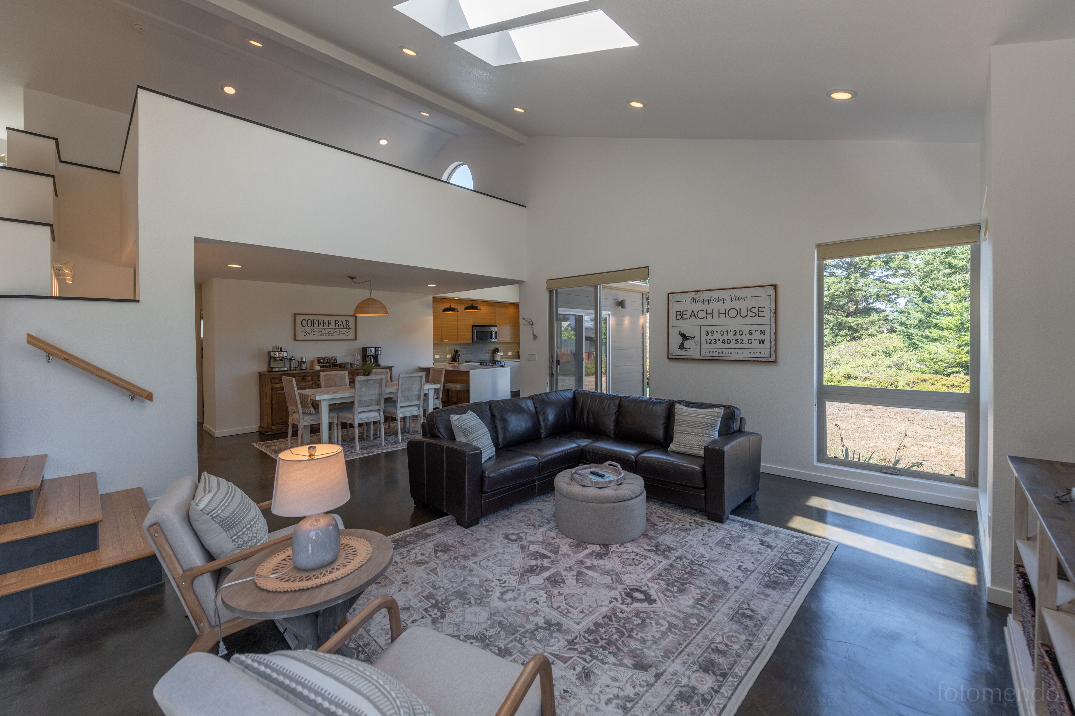 Hot Tub/2 King Beds/Coffee Bar/Free EV Charger - Family & Infant Friendly