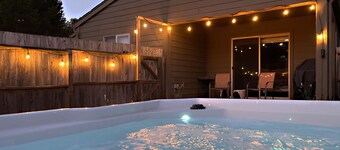 Hot Tub/2 King Beds/Coffee Bar/Free EV Charger - Family & Infant Friendly