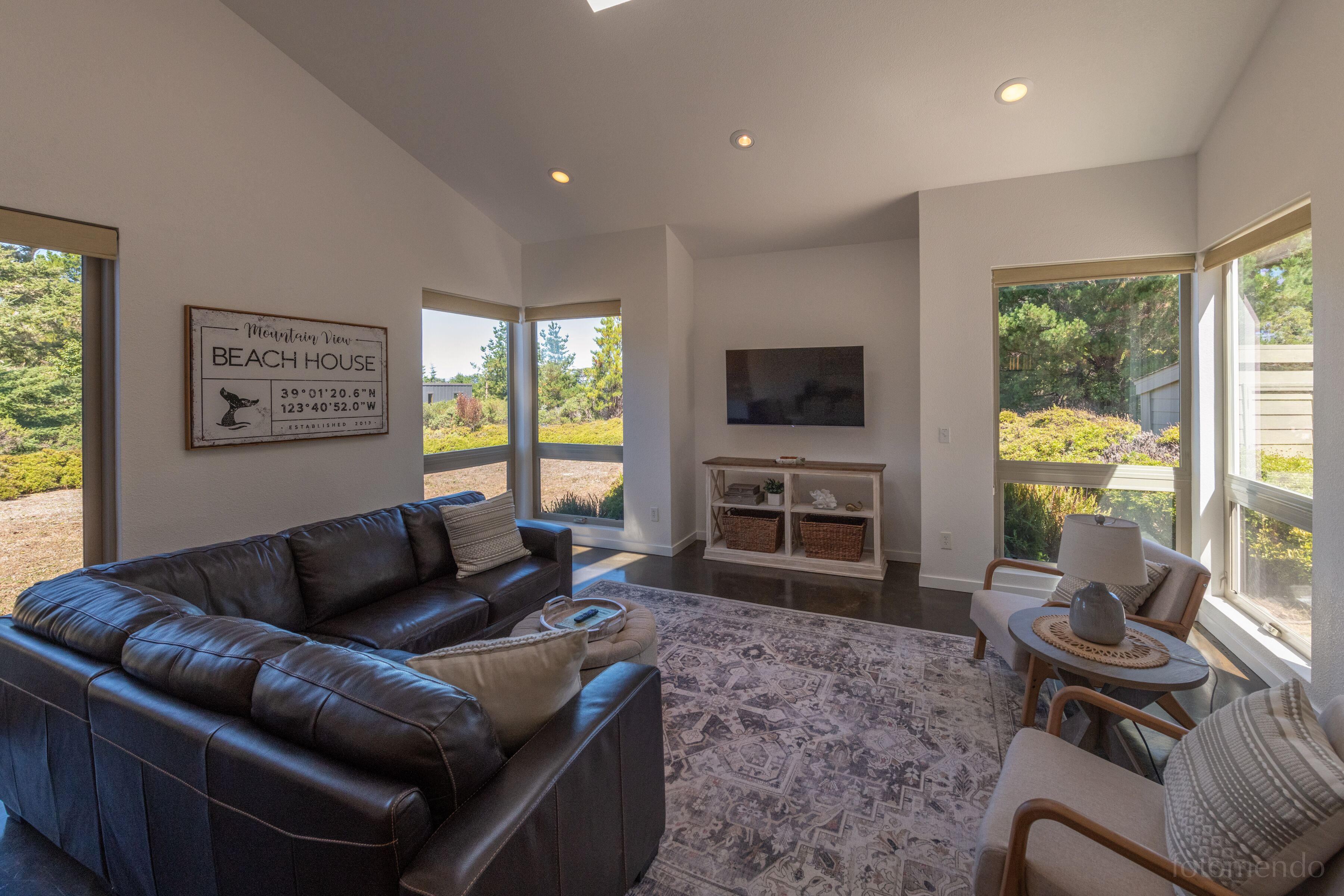 Hot Tub/2 King Beds/Coffee Bar/Free EV Charger - Family & Infant Friendly