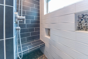 Ensemble baignoire-douche, séchoir à cheveux, serviettes fournies, savon