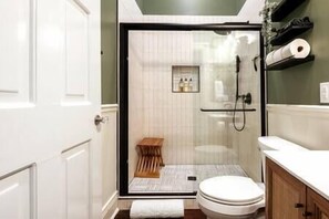 Combined shower/tub, hair dryer, towels