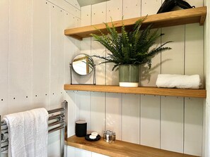 Luxury Cabin, Ensuite (The Jolly Potter) | Bathroom - The Crooked Gate - Luxury Romantic Getaway (Maidstone)